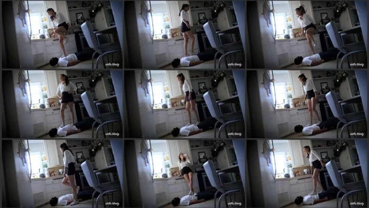 Screenshot 1 aus Foot Domination, Converse Trampling – Stella Liberty Femdom Video