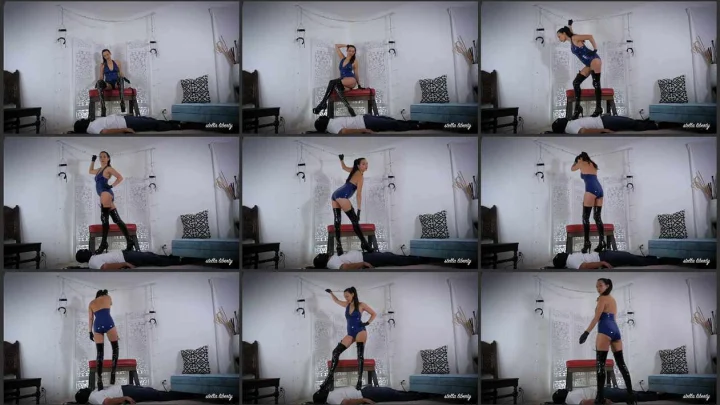 Screenshot 1 aus Heels Trampling, Boots Smash – Stella Liberty Femdom Video