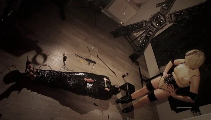 Video abspielen: Mummification and Torture, Edgeplay – Baroness Davina Dust