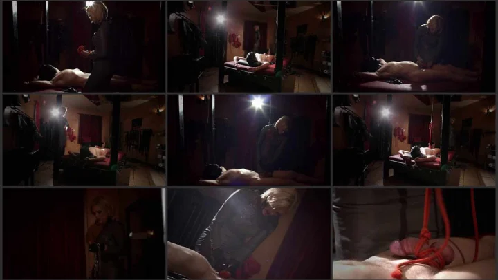Screenshot 1 aus Cock on Stretching Bank – Baroness Davina Dust