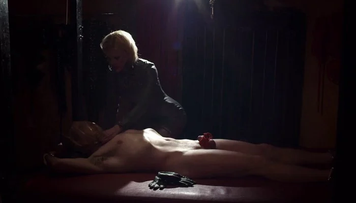 Video abspielen: Cock Torture and Breath Control – Baroness Davina Dust