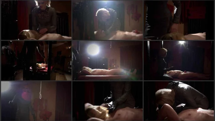 Screenshot 1 aus Breath Control and the Whip – Baroness Davina Dust