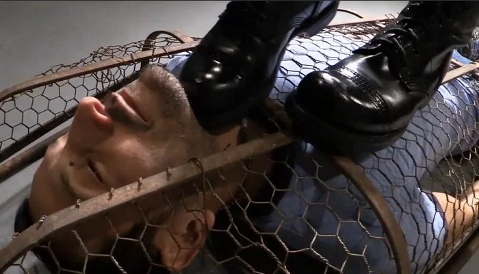 Video abspielen: Trampling Boot Domination, A Gilded Cage – Elise Graves and Kino Payne