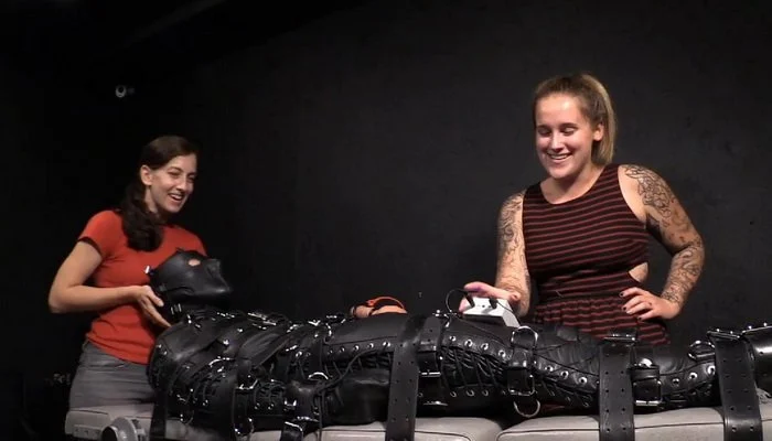 Video abspielen: Leather Fetish, Electrically Fucked and Sucked – Elise Graves, Sasha and JimmyUSMC