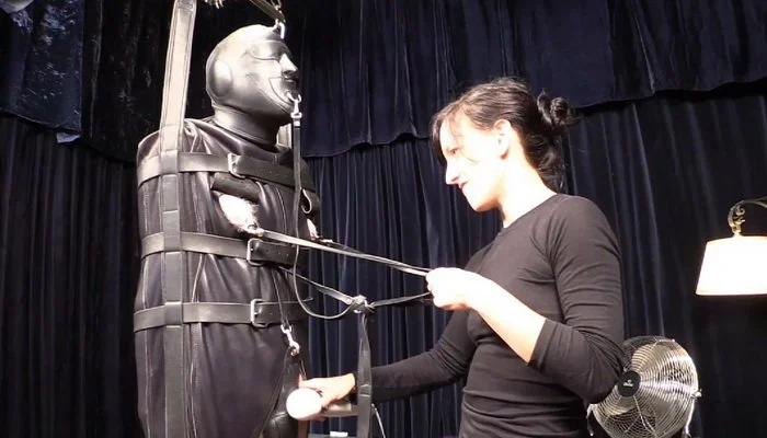 Video abspielen: Leather Fetish, Playing with Dr. John – Dr. John and Elise Graves