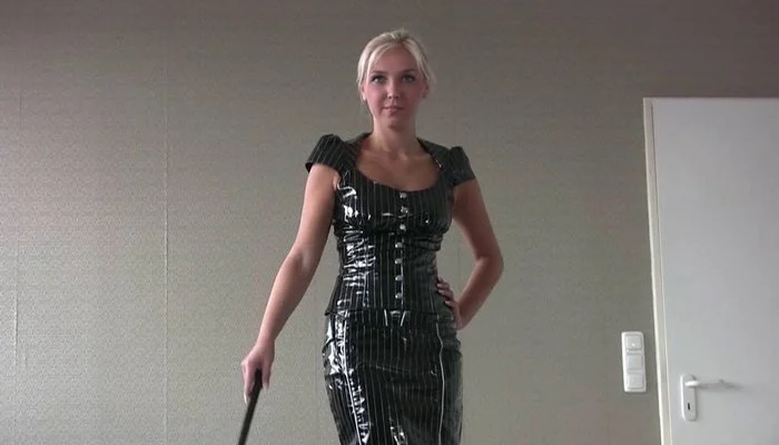 Video abspielen: Claudia – PVC and Bullwhips