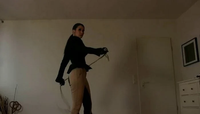 Video abspielen: Miss Electra X – The Bullwhip Misteress, Femdom POV