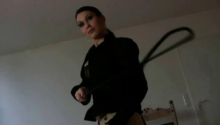 Video abspielen: Miss Electra X – Cruel Riding Misstress, Femdom POV