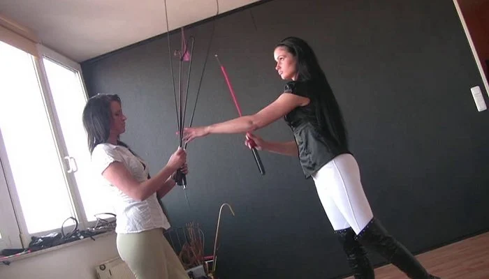 Video abspielen: Dressagewhips Inferno – German Femdom Cassidy and Jenna Dee