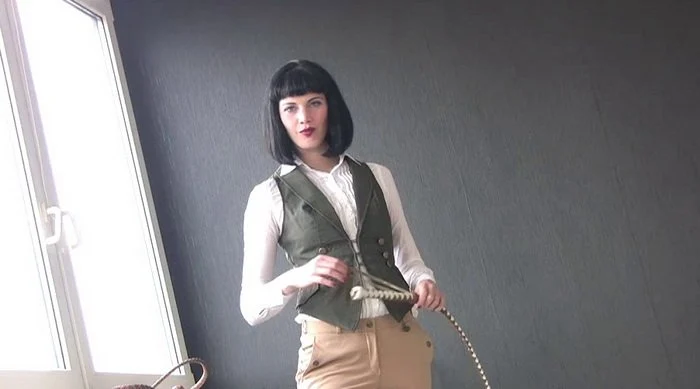 Video abspielen: Strong Bullwhip Education 2 – German Femdom Mia Mane (Miss Melena)