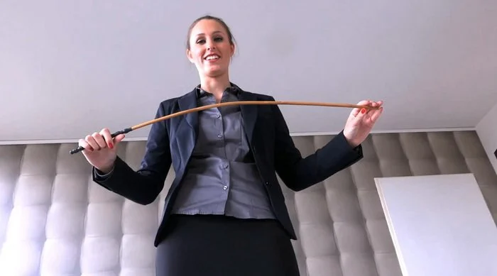 Video abspielen: Preparing For Punishment – German Femdom Patrizia