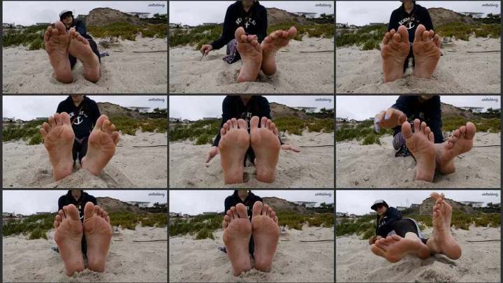 Screenshot 1 aus Barefoot Fetish, Sole Tease on Beach – Stella Liberty
