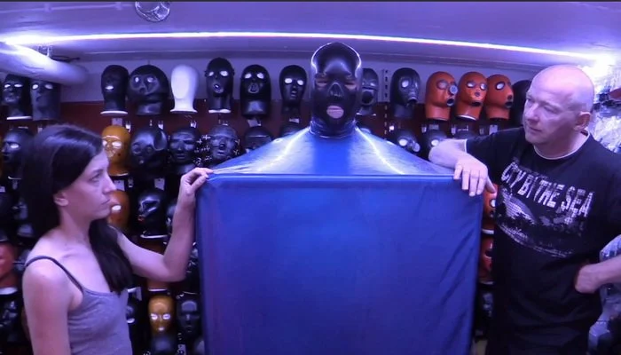 Video abspielen: Latex Bondage, Studio Gum, Rubber Wonderland with Elise Graves, Studio Gum and NW Rubber
