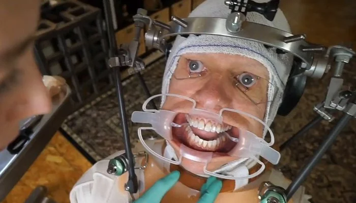 Video abspielen: Neck Brace Fetish, Stange Hobbies at the Dentist – Elise Graves and Strange Hobbies