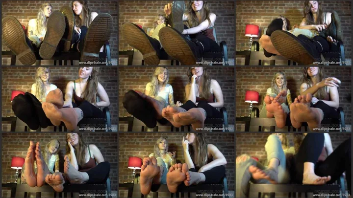 Screenshot 1 aus POV Foot Worship, Carmina & Mikaila’s Feet in Your Face – Dreamgirls In Socks