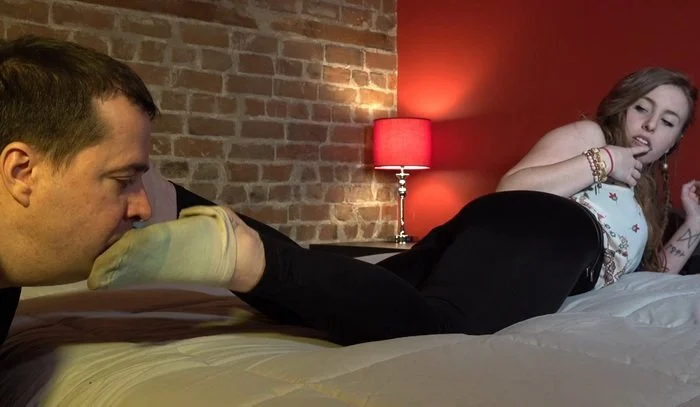 Video abspielen: Foot Humiliation, Carmina’s Musical Session – Dreamgirls In Socks