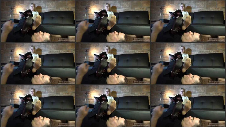 Screenshot 1 aus Justine’s Silent Reading – Dreamgirls In Socks