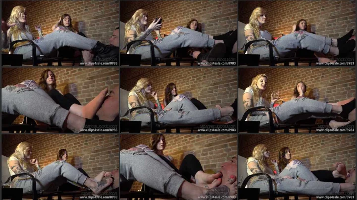 Screenshot 1 aus Double Sock Smelling, Carmina And Mikaila’s Sweaty Feet Challenge – Dreamgirls In Socks