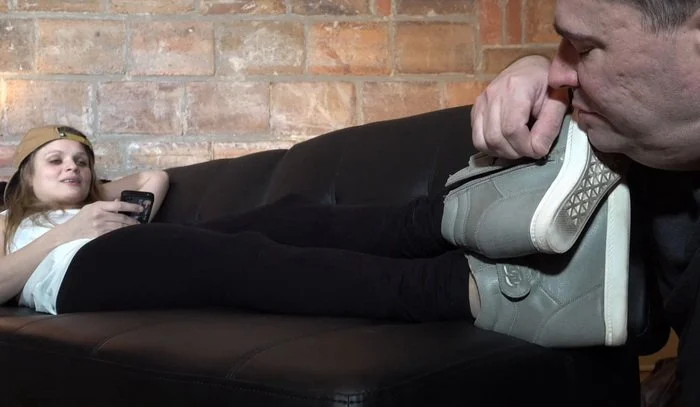 Video abspielen: Nylon Clothing and Foot Worship, Brooke’s Texting Session – Dreamgirls In Socks