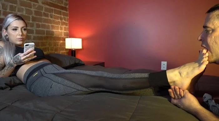 Video abspielen: Foot Humiliation, Avery’s Feet After Gym – Dreamgirls In Socks