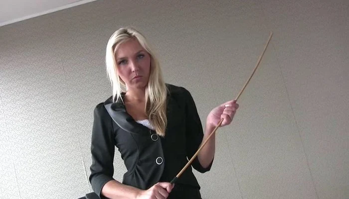 Video abspielen: Femdom POV Punishment – A Painful Caning with Claudia
