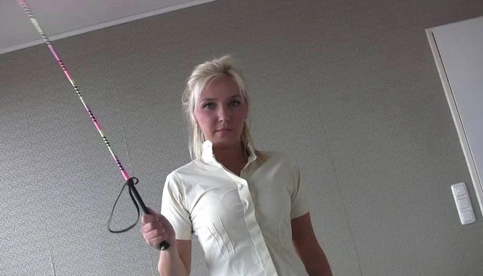 Video abspielen: Femdom POV Whipping, Cruel Dressagewhips with Claudia