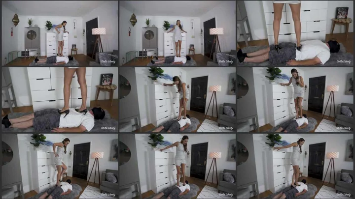 Screenshot 1 aus High Heels Trampling in Black Pumps – Stella Liberty Video