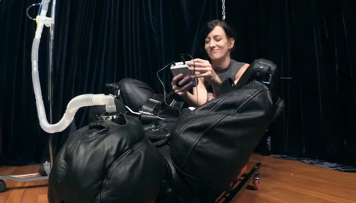 Video abspielen: Leather Electric Play, You are Not in Control with Elise Graves and LustKinkySteve