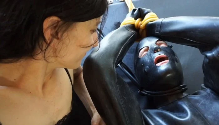 Video abspielen: Studio Gum Rubber, Heavy Rubber Electro Suffering with Elise Graves and Carlos