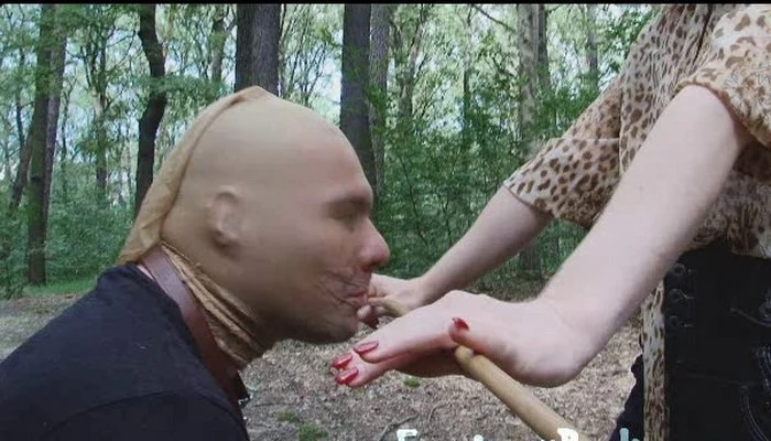 Video abspielen: Lady Chrissy – Tortur im Wald Part 1