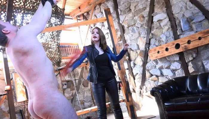 Video abspielen: Whipping, Flogged and Belted By The Bikerlady with Mistress Cloe