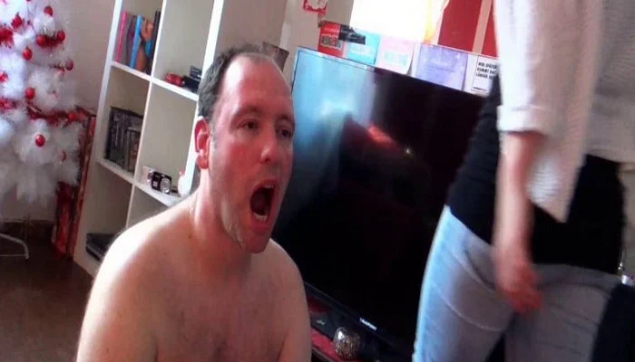 Video abspielen: Toilet Slaves Punishment