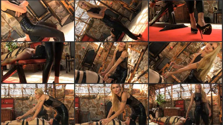 Screenshot 1 aus Face Slapping, Facesitting and Nipple Torture with Empress Victoria