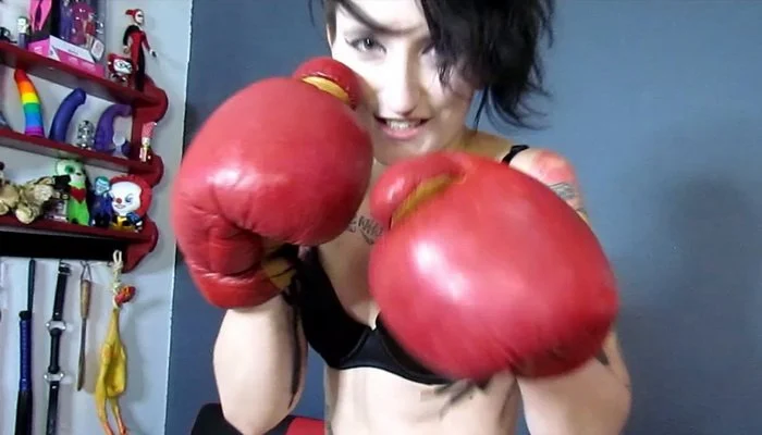 Video abspielen: Mixed Boxing, Miss Quin Punches You Out POV