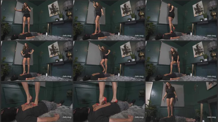 Screenshot 1 aus High Heels, 1 Trampling in Heels – Stella Liberty Video