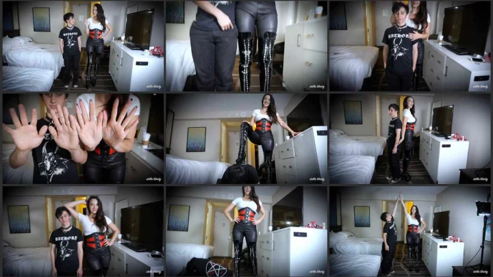 Screenshot 1 aus Height Humiliation, Size Comparison with Elis – Stella Liberty Video