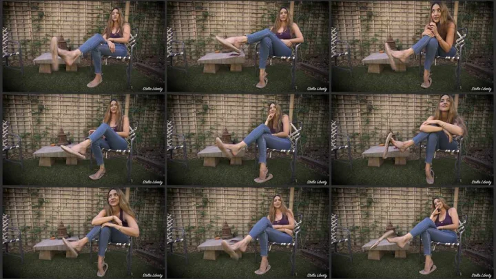 Screenshot 1 aus Crossed Legs Fetish, Touch It To My Dangling – Stella Liberty Video