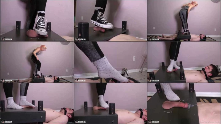 Screenshot 1 aus Ball Abuse, You’re Just A Bug Under My Feet with Sarah Diavola