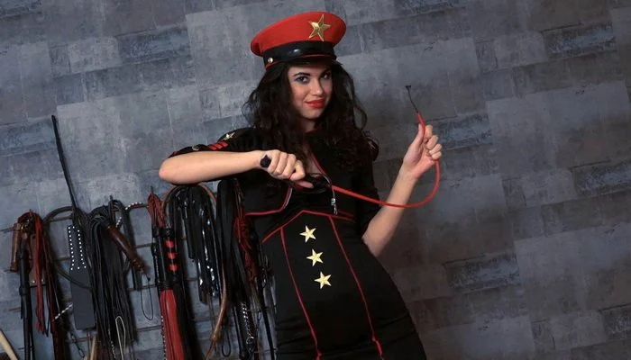 Video abspielen: Femdom POV Whipping, A Beauty in Uniform with Lady Alexia