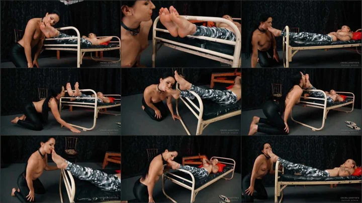 Screenshot 1 aus Lesbian Foot Worship, Anette and Kittina’s Game with Mistress Anette and Lady Kittina
