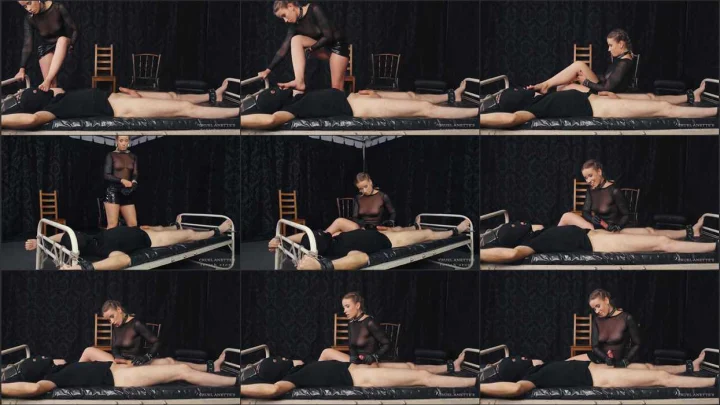 Screenshot 1 aus Handjob and Foot Worship, Aroused From Her Soles