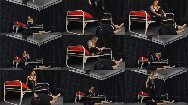 Screenshot 1 aus Dirty Feet and Foot Worship, Black Sneakers