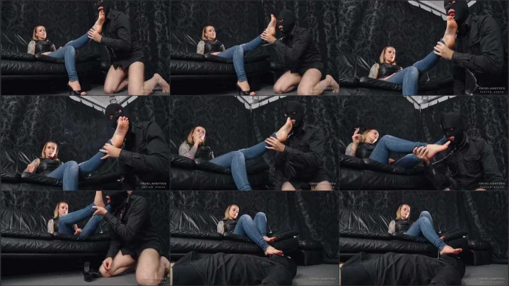 Screenshot 1 aus Foot Worship in Jeans, Clean Soles