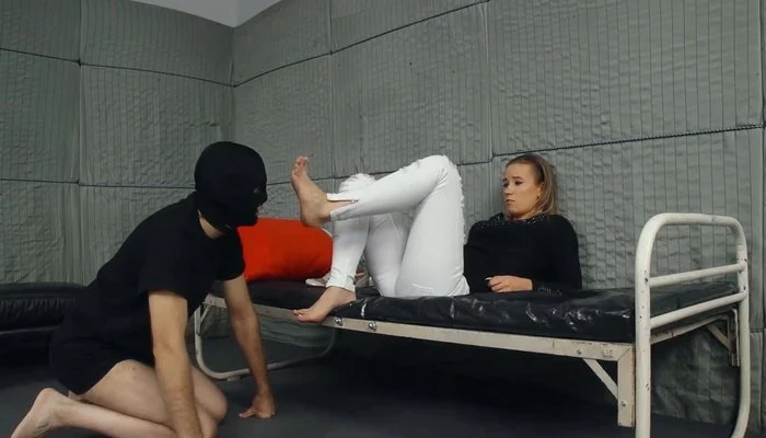 Video abspielen: Smoking and Foot Worship, Dirty Shoes, Dirty Soles with Mistress Anette