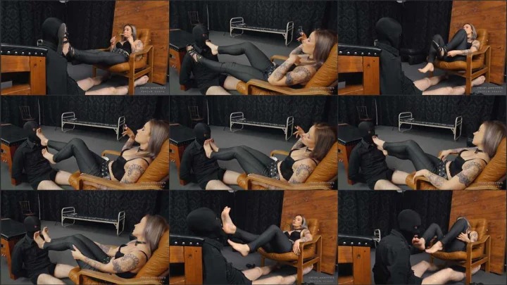 Screenshot 1 aus Smoking and Foot Worship, Feet Licking in a Special Way