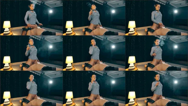 Screenshot 1 aus Face Sitting and Smoking, Naked Pussy and Cigarette