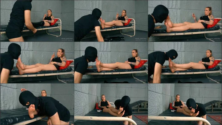 Screenshot 1 aus Foot Worship, Naked Soles Licking with Mistress Anette