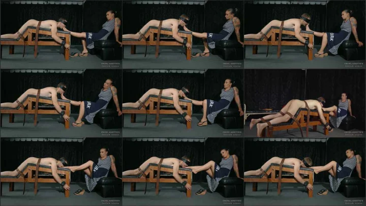Screenshot 1 aus Foot Worship and Spanking F/M, Punishment For Failed Licking