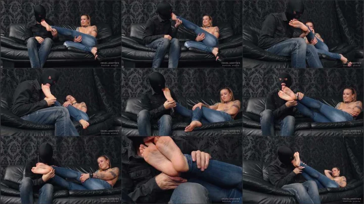 Screenshot 1 aus Sole Licking and Jeans Fetish, Queen’s Feet with Cruel Anettes