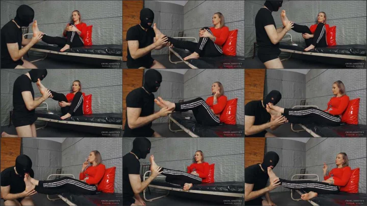 Screenshot 1 aus Foot Fetish, Smoking, Sole Licking and Foot Worship with Mistress Anette